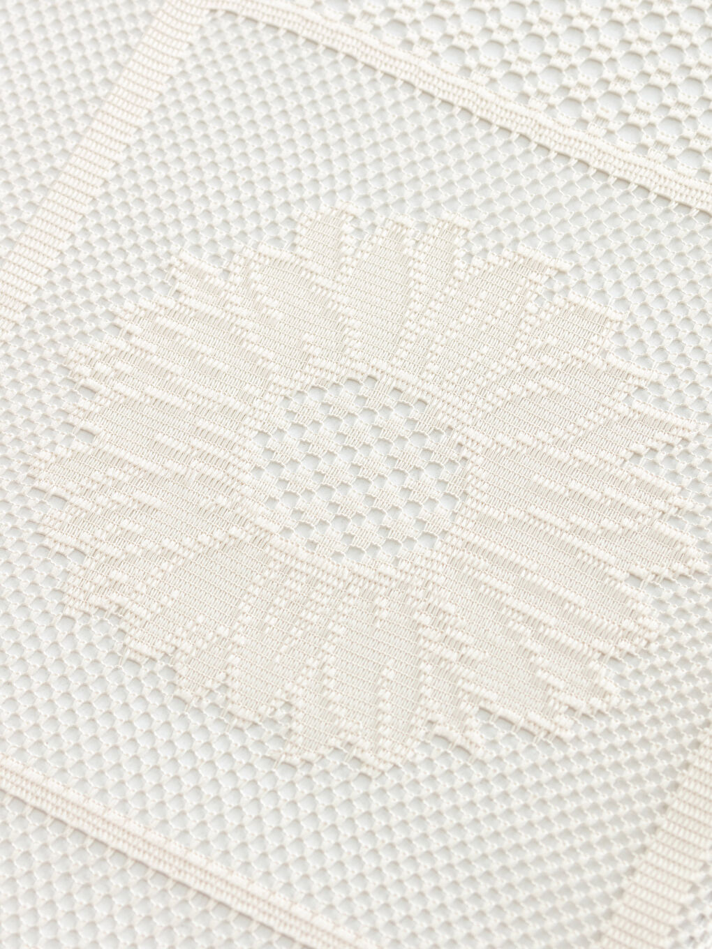 Bej Dantel Detaylı Masa Örtüsü 150x150 cm-1