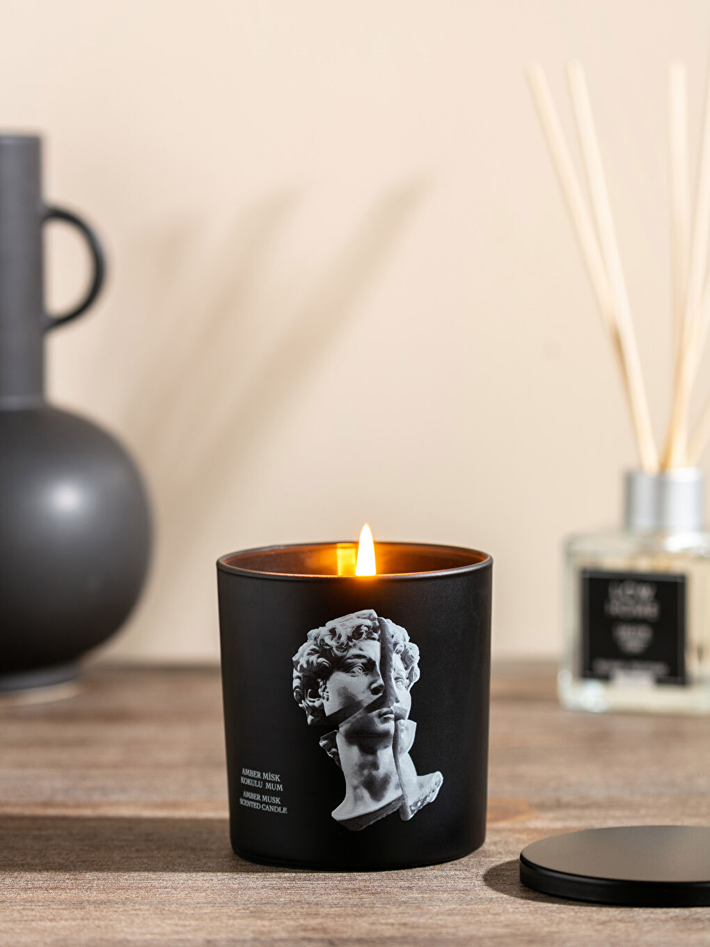 شمعة زجاجية معطرة بمسك العنبر 190 جرام