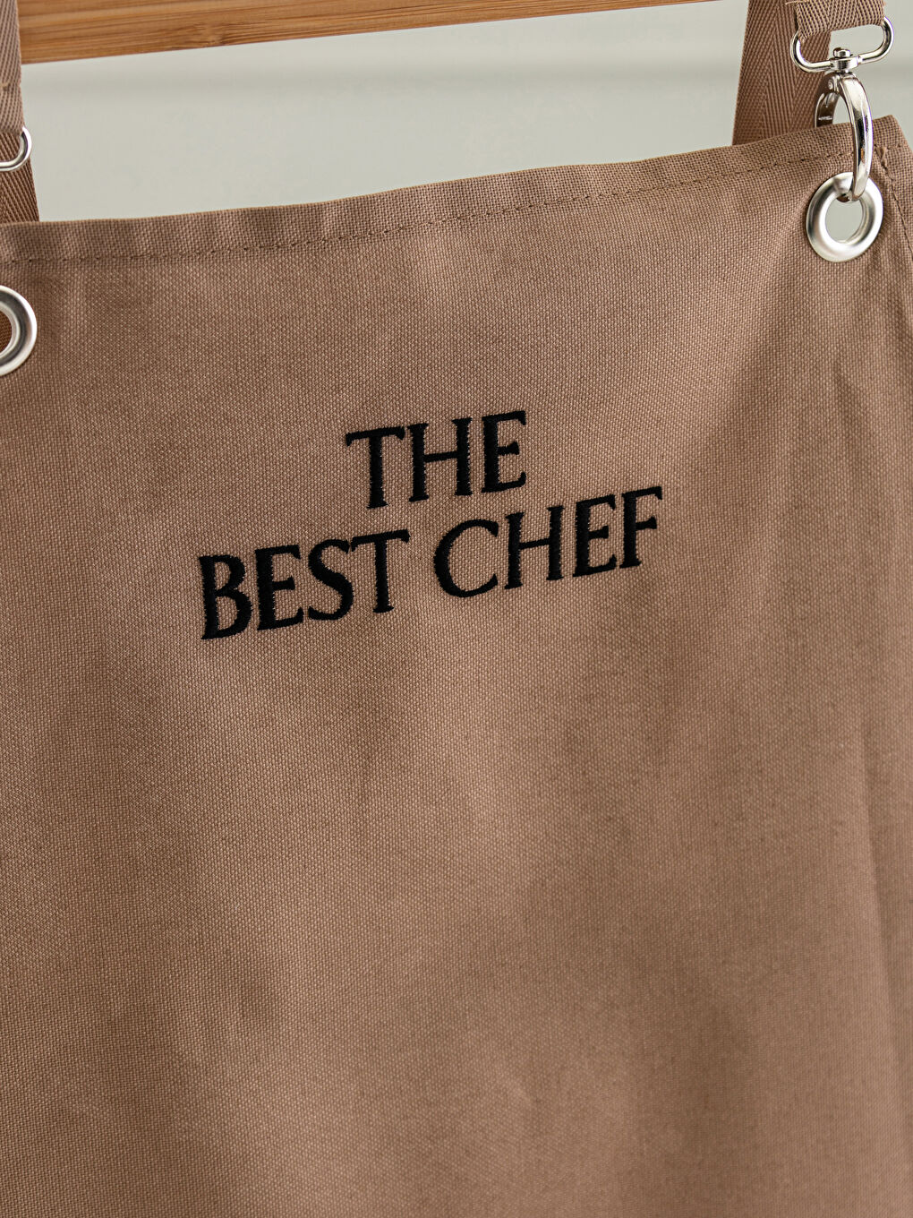 Bej Yazı Nakışlı Mutfak Önlüğü-1