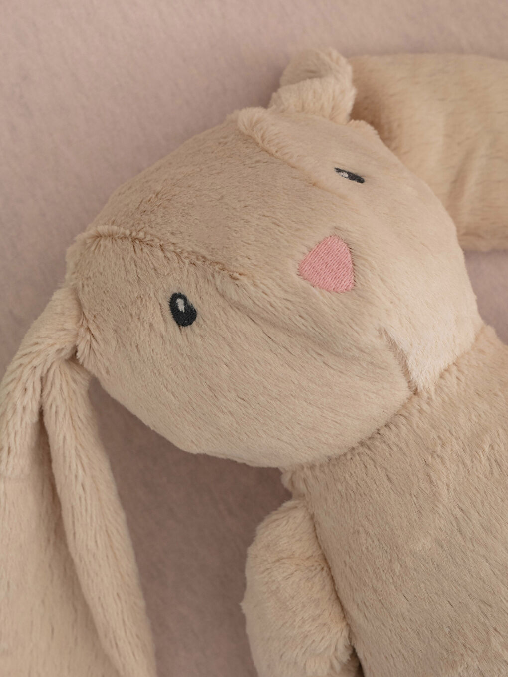 Bej Pelüş Dolgulu Tavşan Bebek Kırlent 37 cm-2