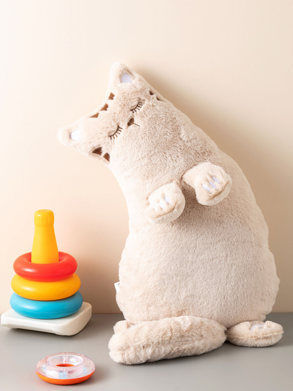 Bej Pelüş Dolgulu Kedi Bebek Kırlent 57 cm-1