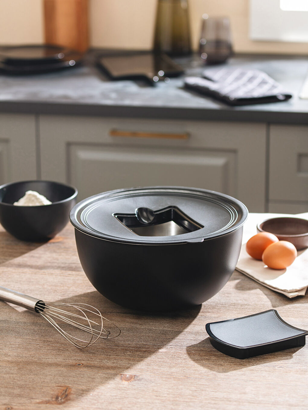 Siyah Düz Çelik Karıştırma Kabı 24 cm