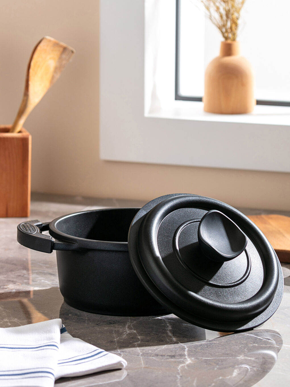 حلة حديد زهر بغطاء 20 سم-2