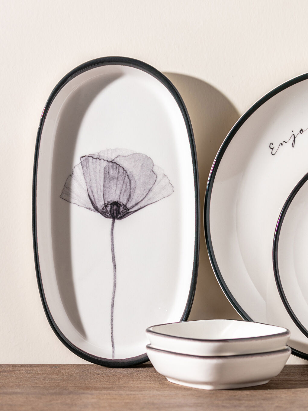 Siyah Çiçek Baskılı Seramik Kayık Tabak 19 cm