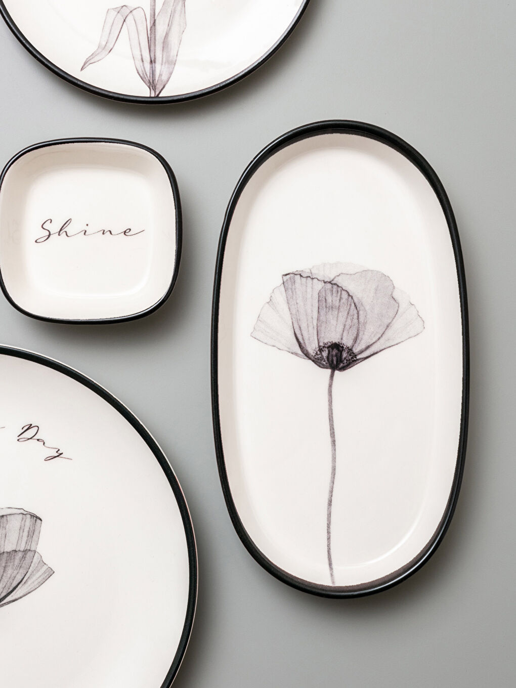 Siyah Çiçek Baskılı Seramik Kayık Tabak 19 cm-1