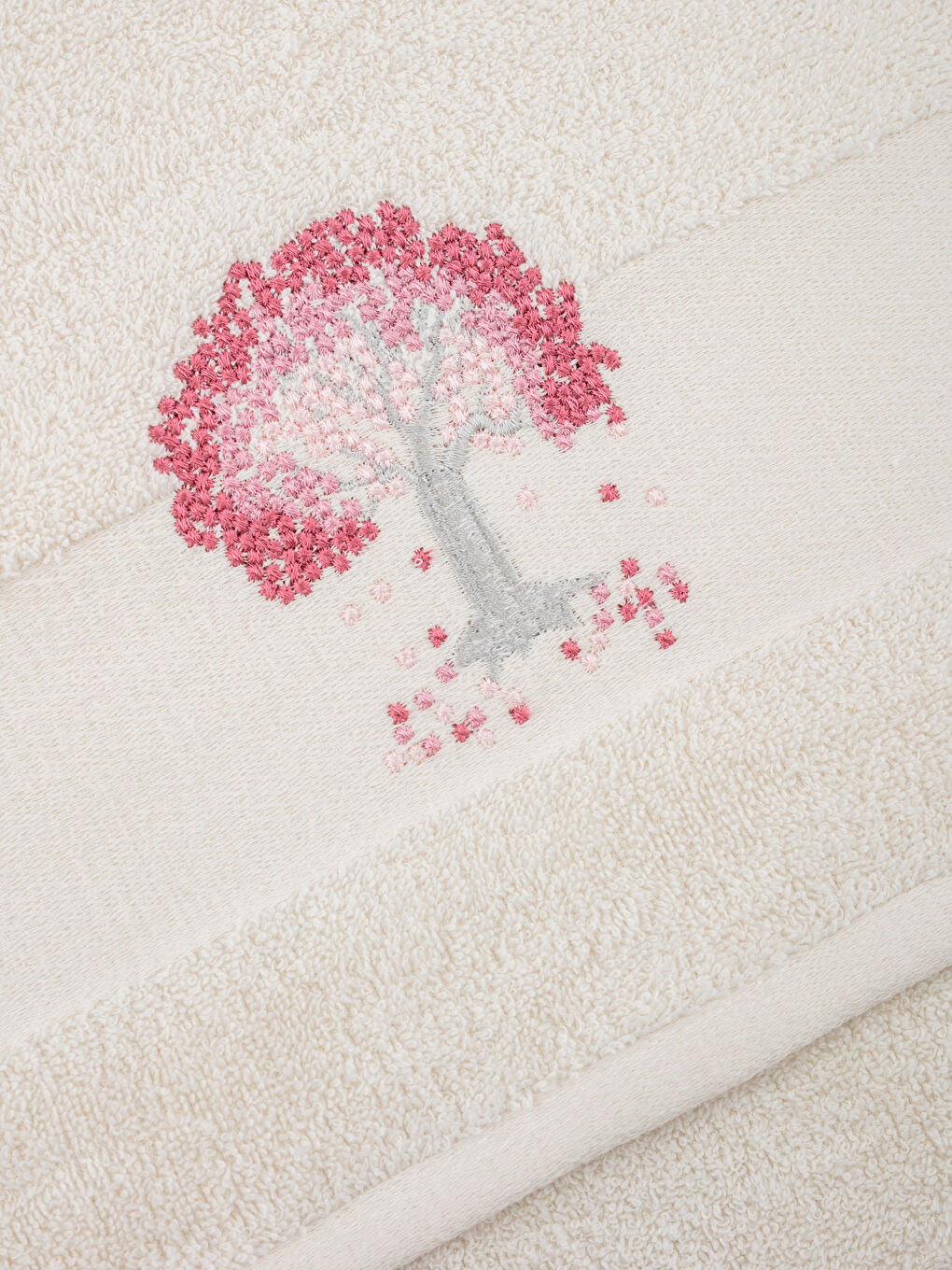 Ekru Pamuklu Nakış Detaylı Yüz Havlusu 50x80 cm-2