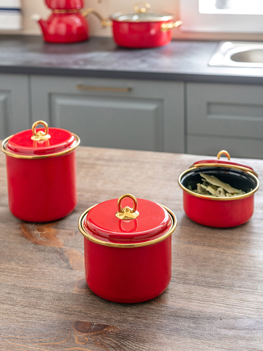 Kırmızı Kapaklı Emaye Saklama Kabı 9 cm