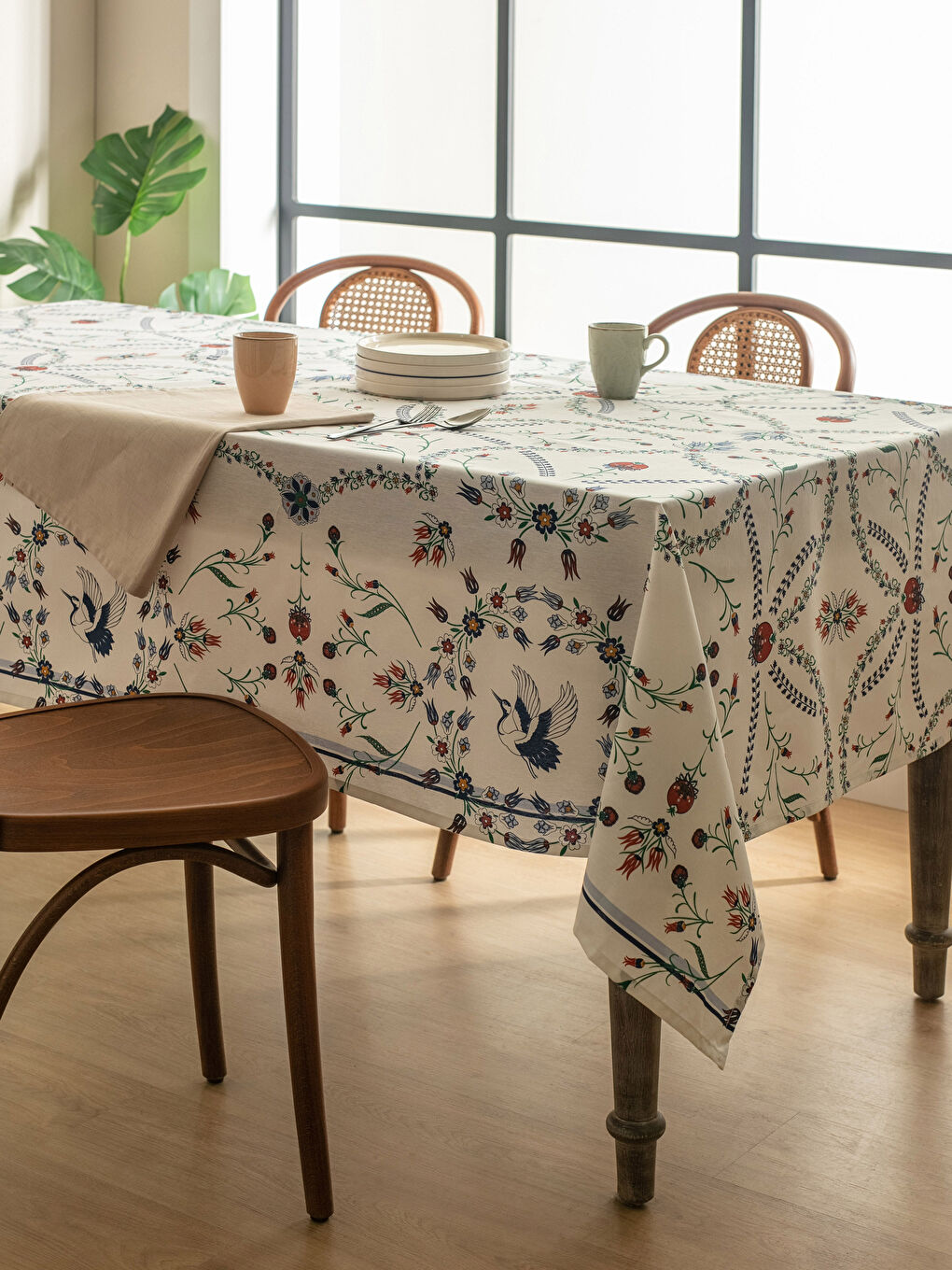 Karışık Desenli Masa Örtüsü 150x200 cm