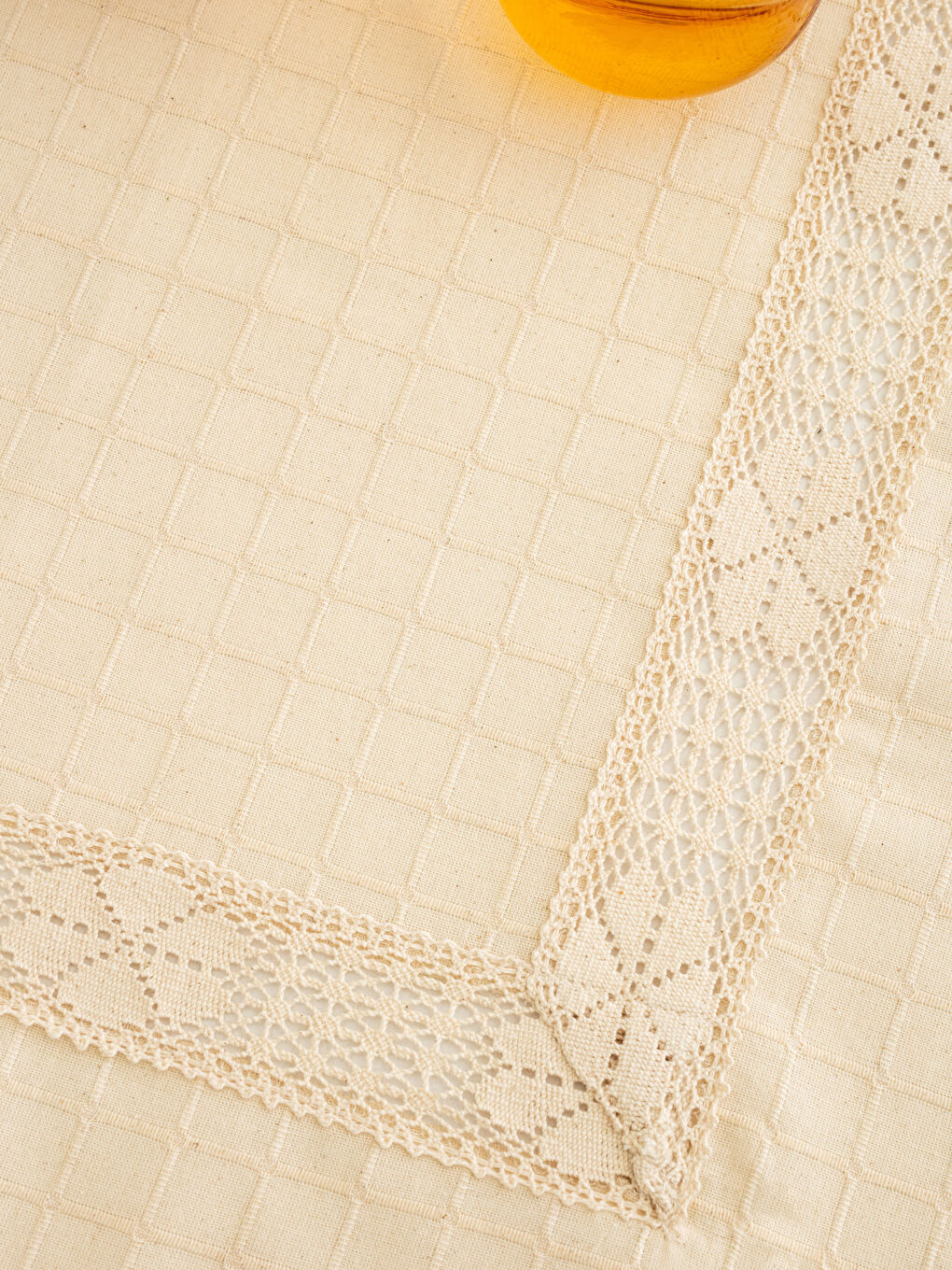 Nappe 90x90 cm Détails Dentelle et Pompons-1