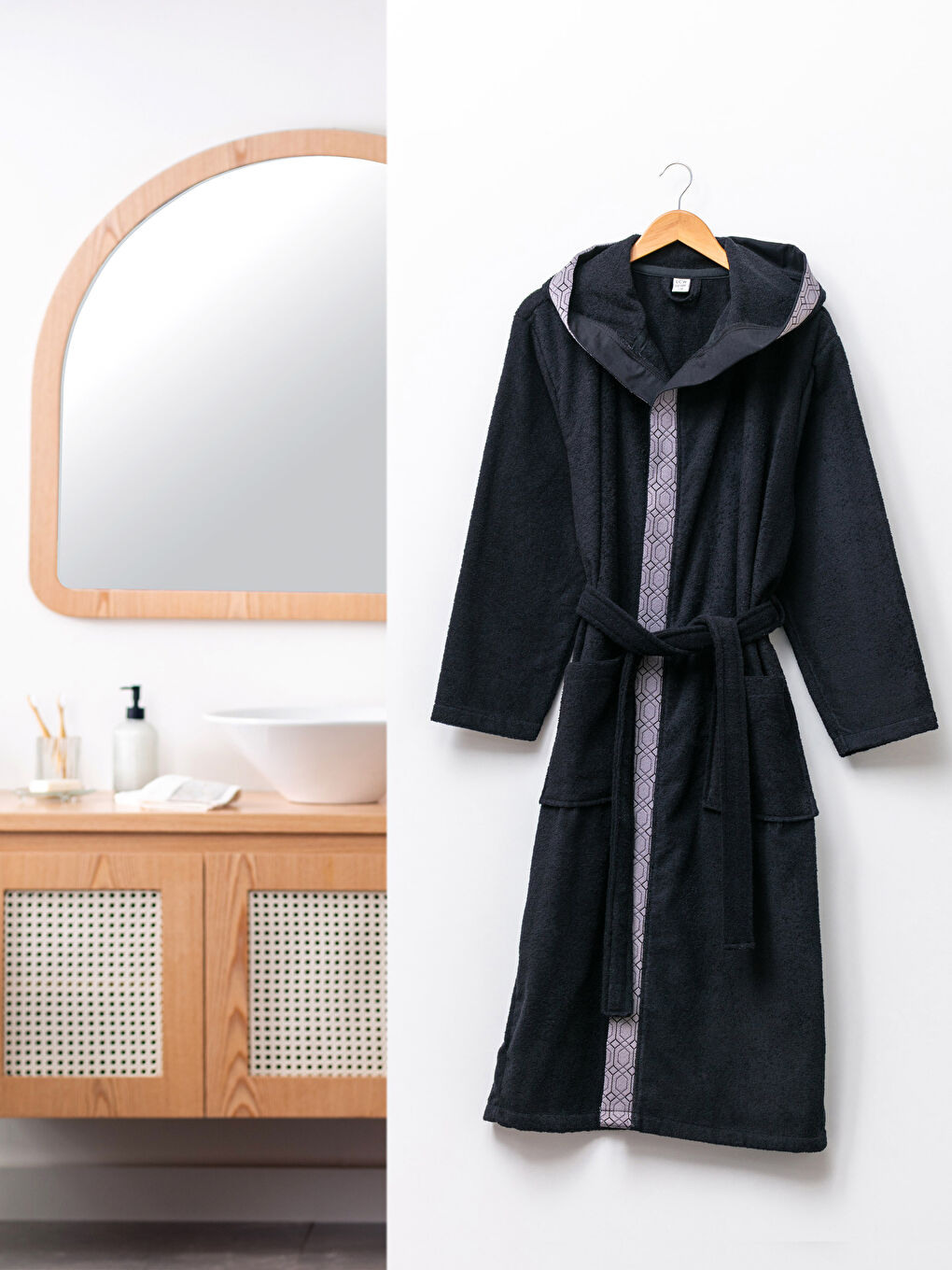 Siyah Nakışlı Kapüşonlu Erkek Bornoz