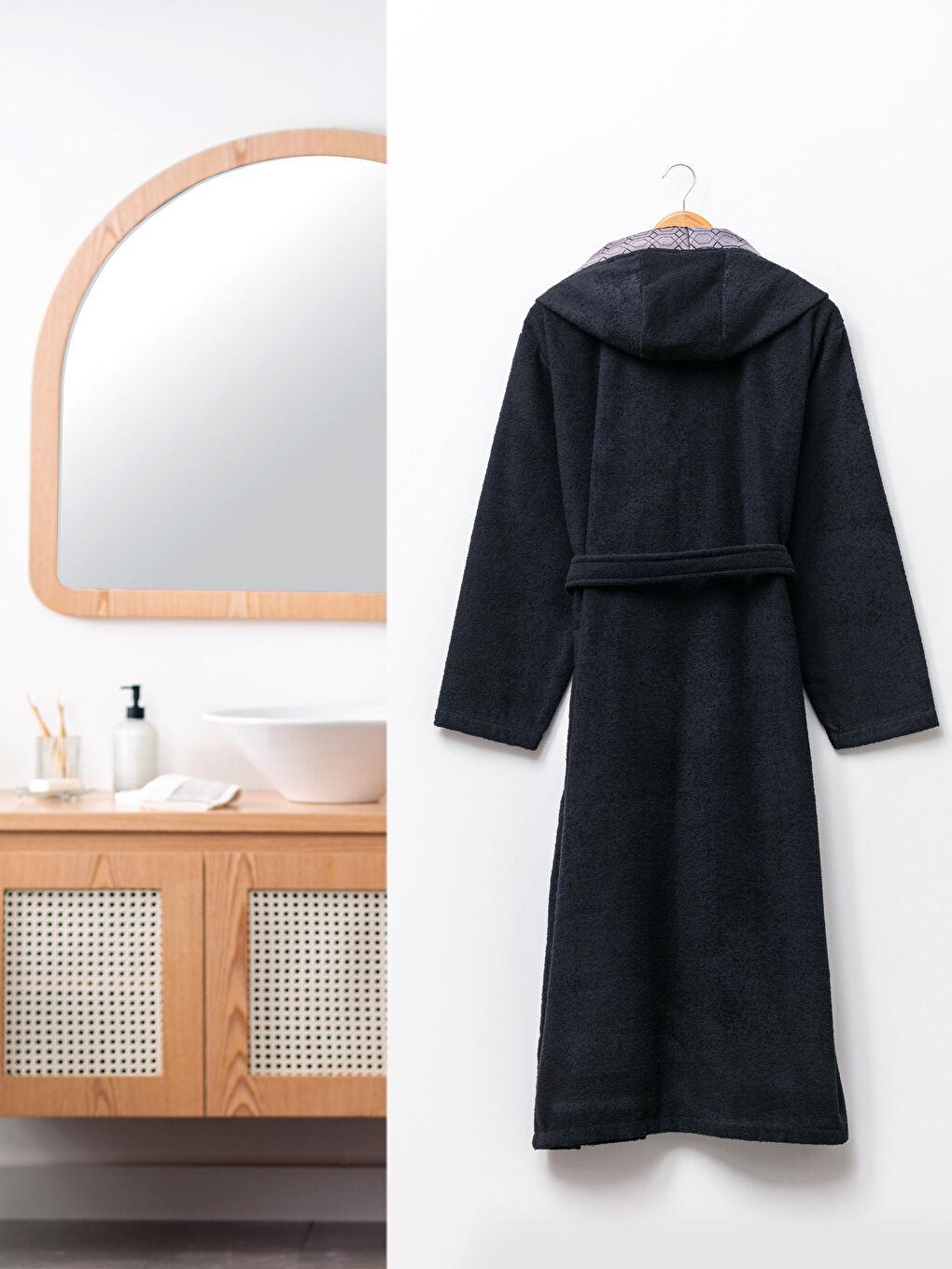 Siyah Nakışlı Kapüşonlu Erkek Bornoz-1