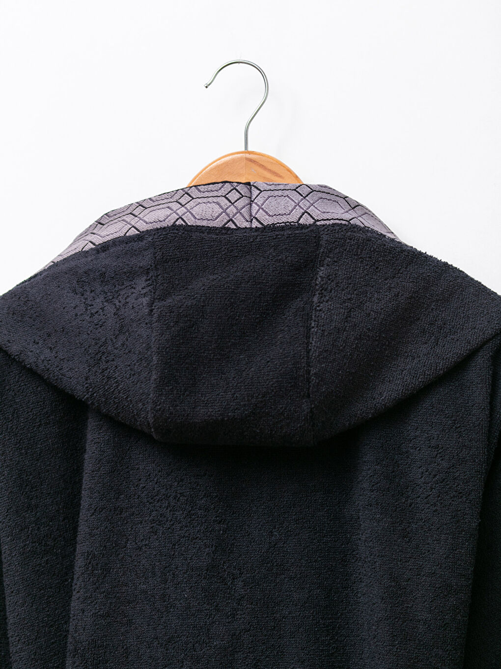 Siyah Nakışlı Kapüşonlu Erkek Bornoz-2