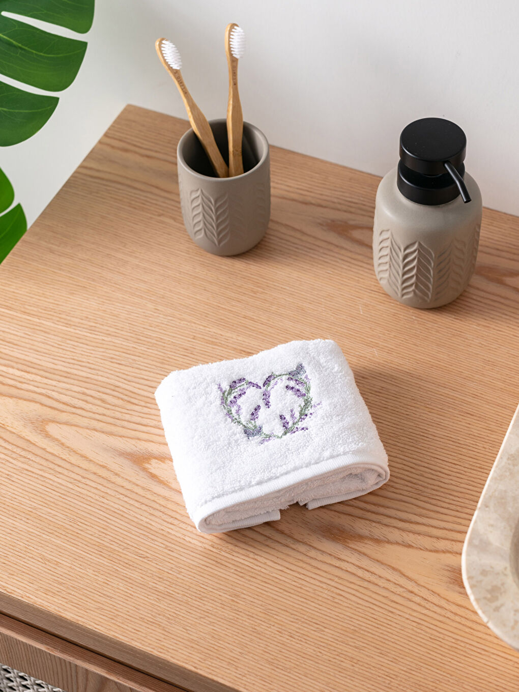 Beyaz Nakışlı Pamuklu El Havlusu 30x50 cm-1