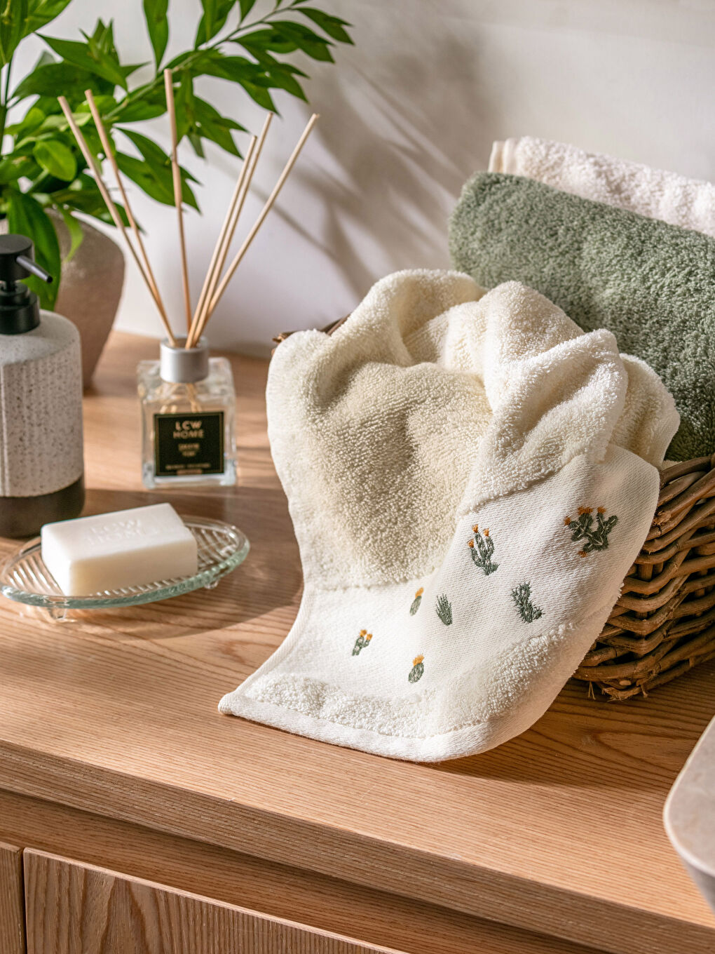 LCW HOME Cactus Embroidered Cotton Face Towel 50x80 Cm -S2JO18Z8-DF8