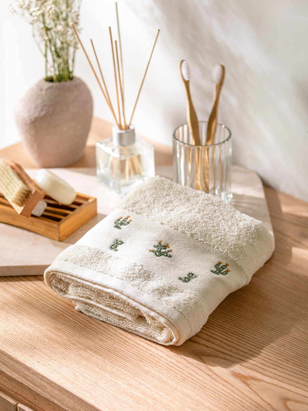 LCW HOME Cactus Embroidered Cotton Face Towel 50x80 Cm -S2JO18Z8-DF8
