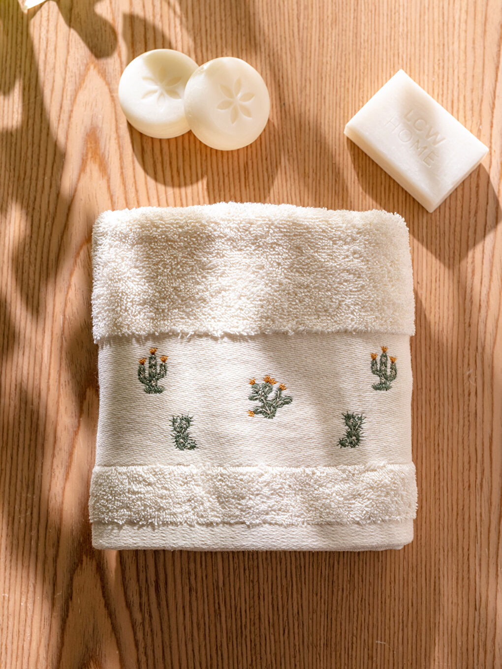 LCW HOME Cactus Embroidered Cotton Face Towel 50x80 Cm -S2JO18Z8-DF8