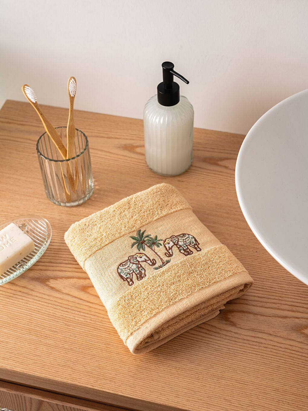 Bej Nakışlı Pamuklu Yüz Havlusu 50x80 cm-1