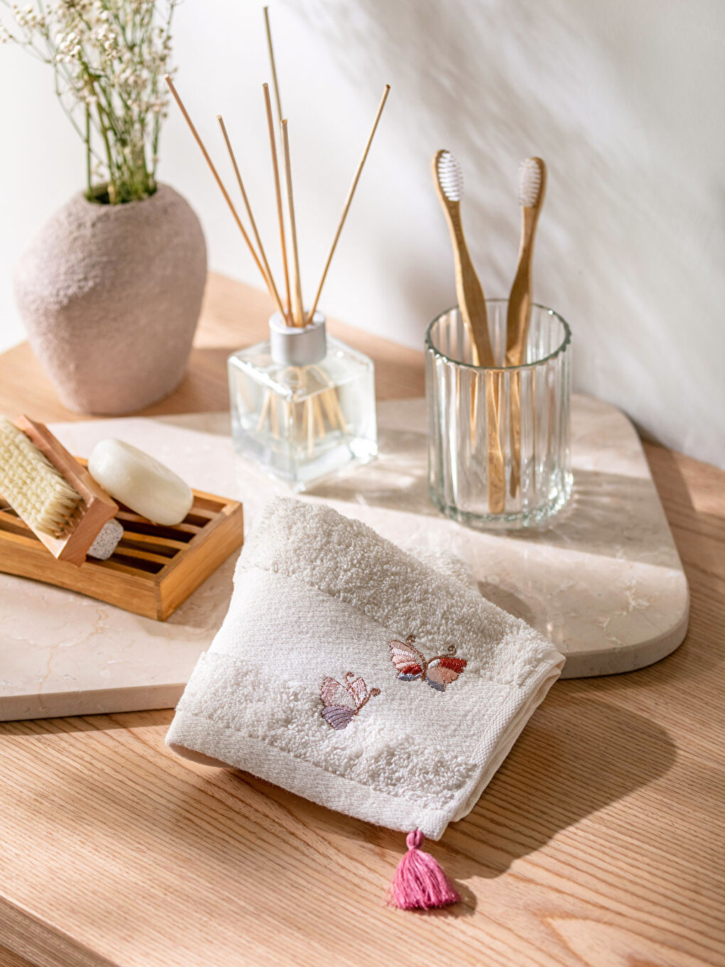 Butterfly Embroidered Tassel Detail Hand Towel 30x50 Cm-1