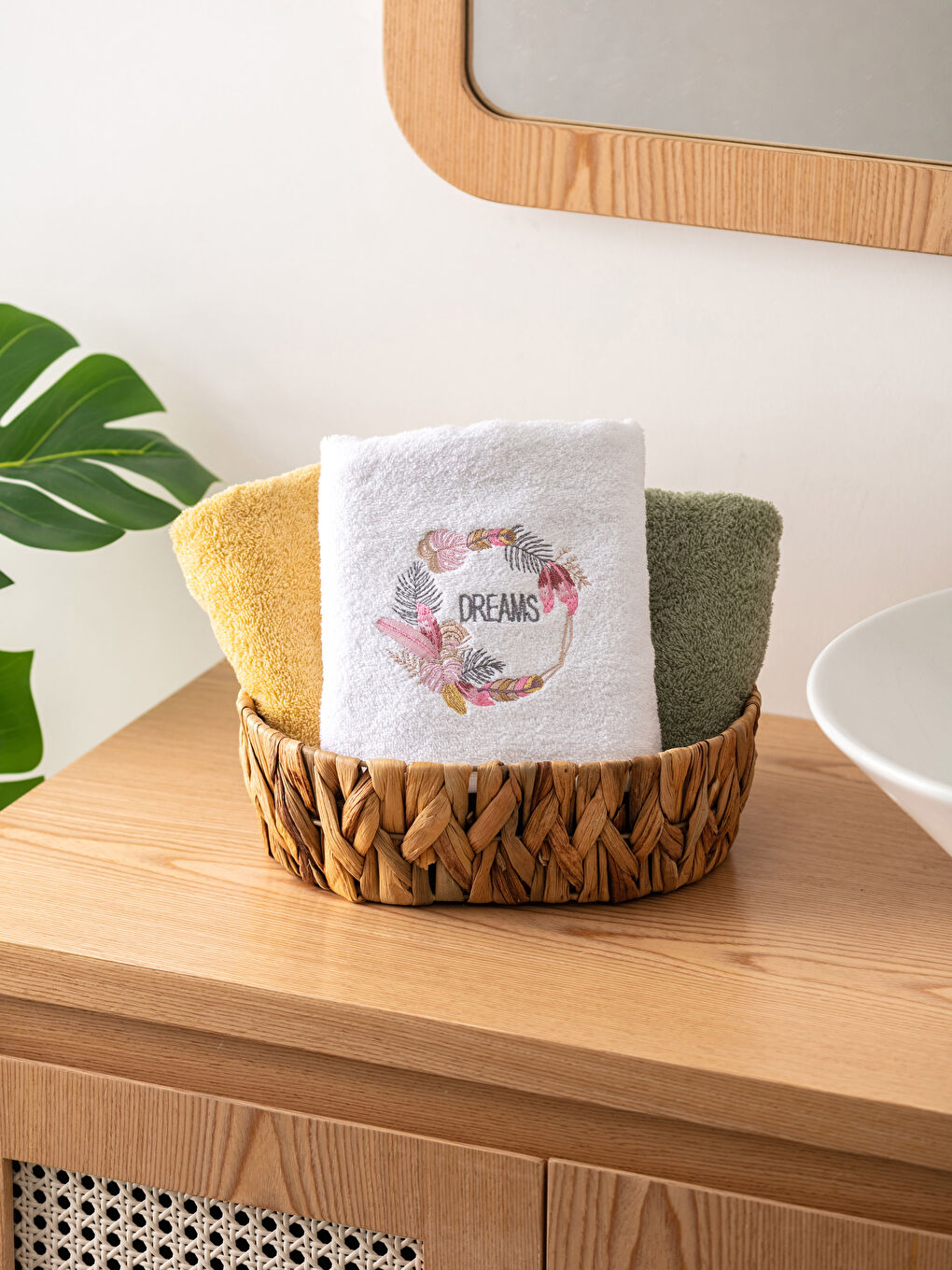 Beyaz Çiçek Nakışlı Pamuklu Yüz Havlusu 50x80 cm