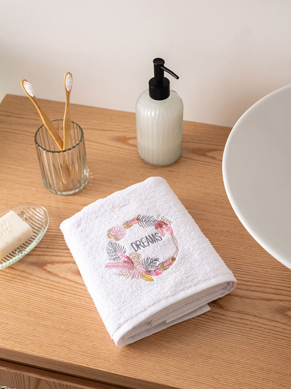 Beyaz Çiçek Nakışlı Pamuklu Yüz Havlusu 50x80 cm-1