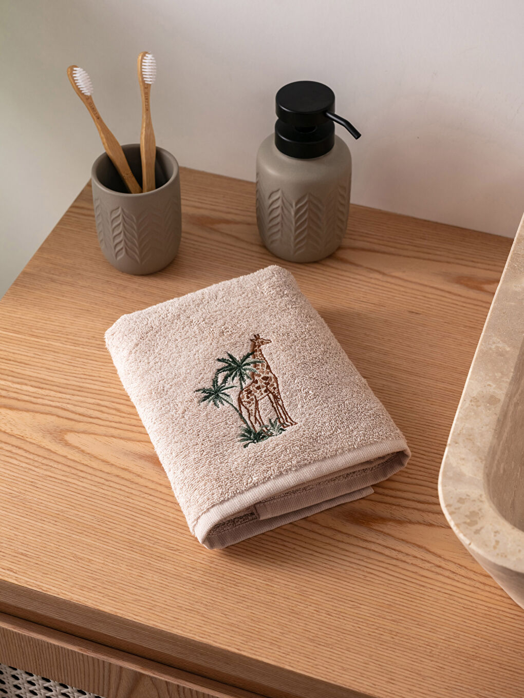 Bej Nakışlı Pamuklu Yüz Havlusu 50x80 cm-1