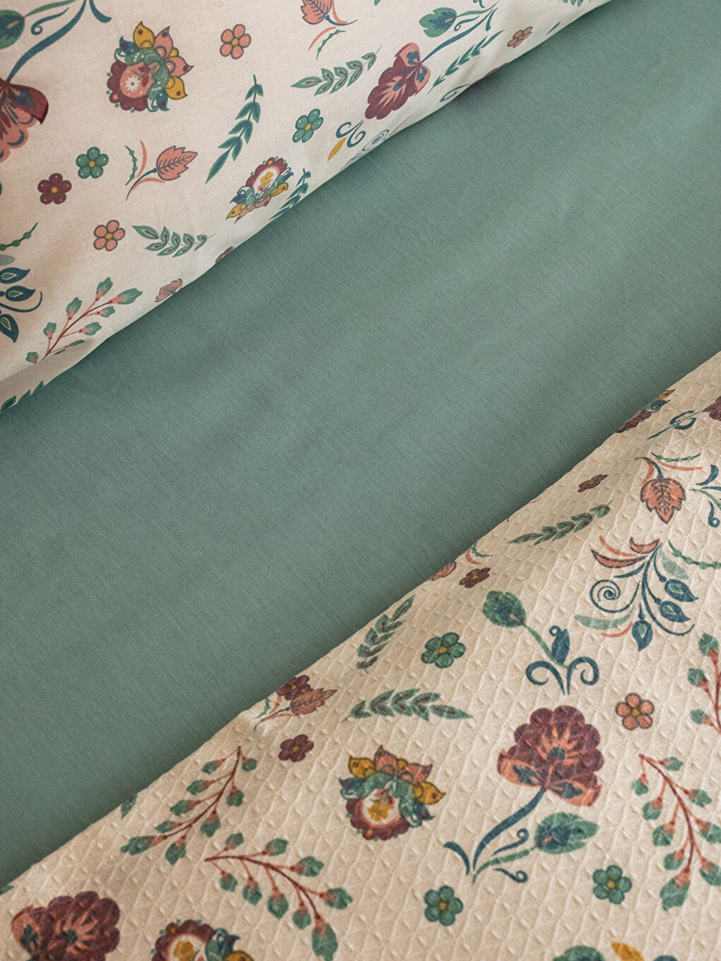 Karışık Çiçek Desenli Çift Kişilik Pike Takımı-4