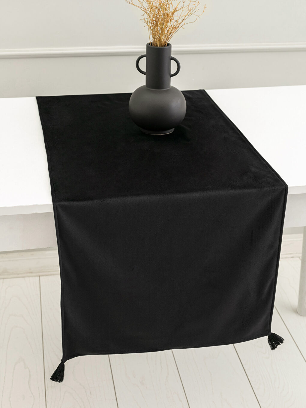 Siyah Kadife Püskül Detaylı Runner 45x150 cm
