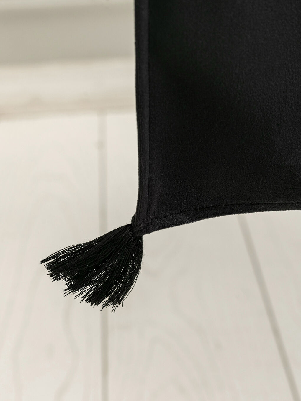 Siyah Kadife Püskül Detaylı Runner 45x150 cm-1