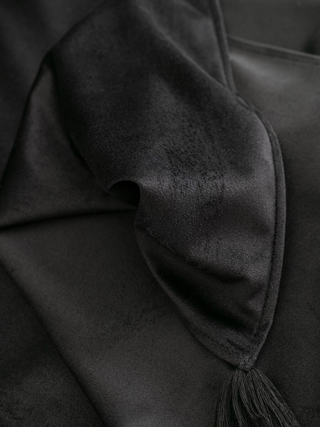 Siyah Kadife Püskül Detaylı Runner 45x150 cm-2