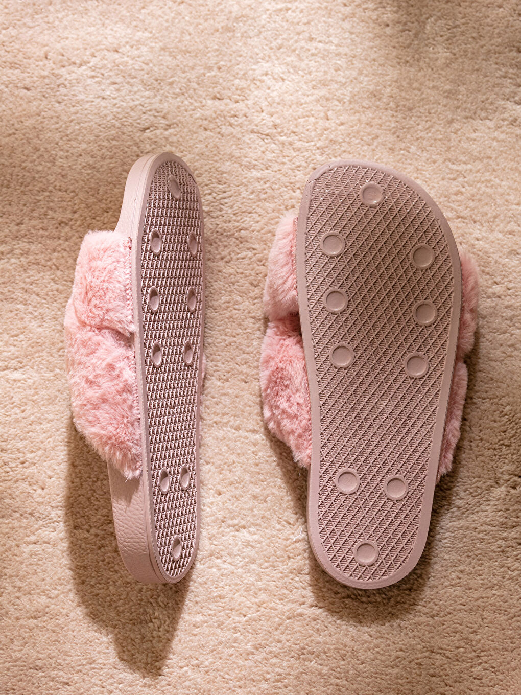 Pembe Çapraz Bantlı Pelüş Kadın Ev Terliği-3