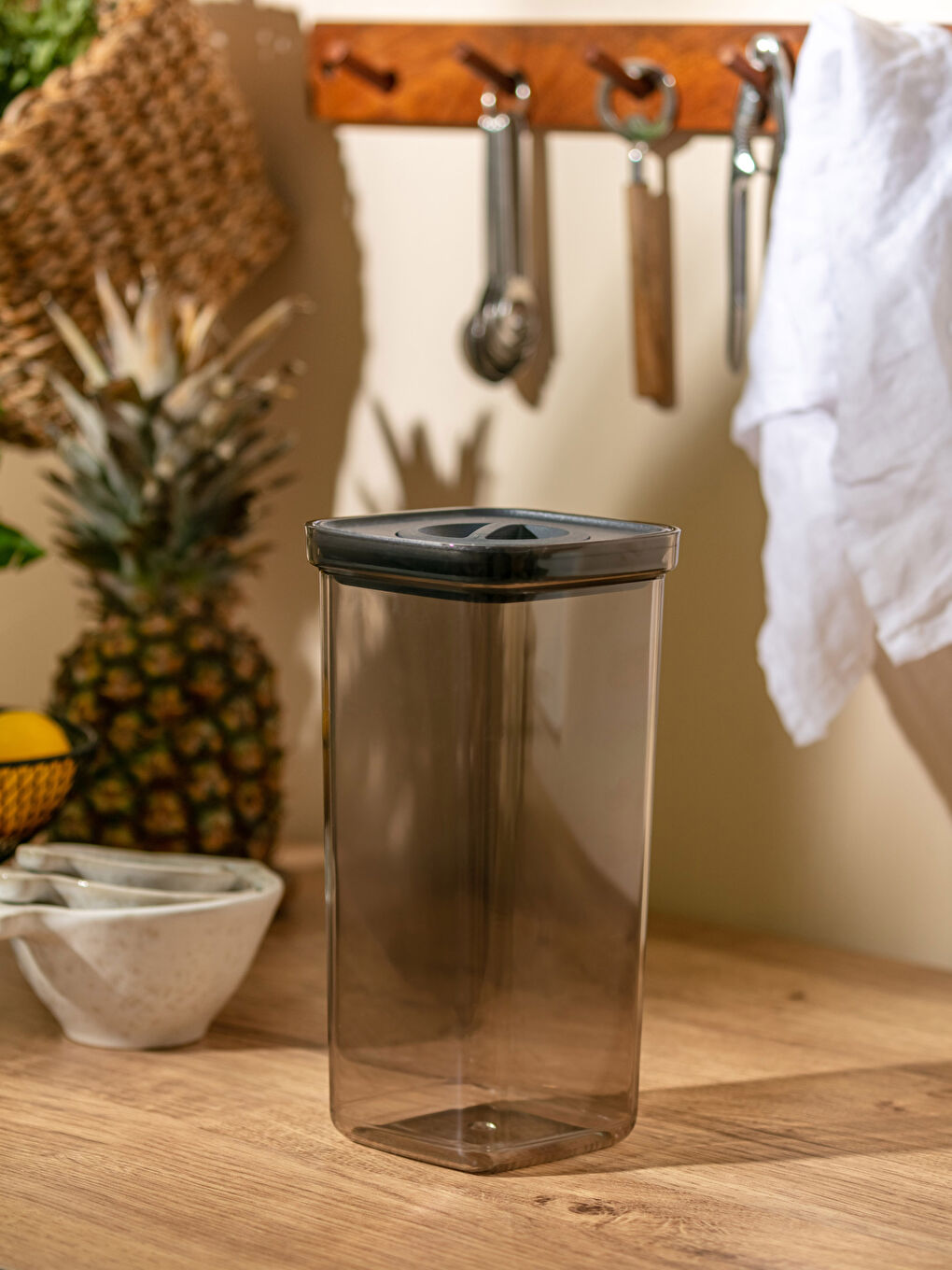 Plastic Storage Container with Lid 1700 Ml-1