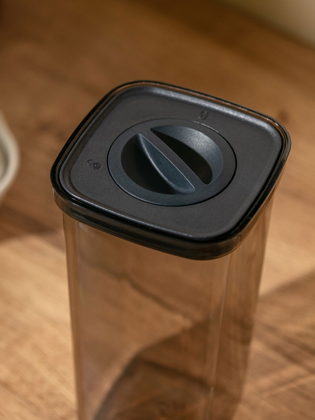 Plastic Storage Container with Lid 1700 Ml-2