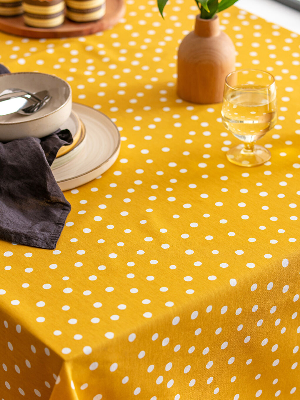 Sarı Puantiye Baskılı Masa Örtüsü 150x200 cm-2