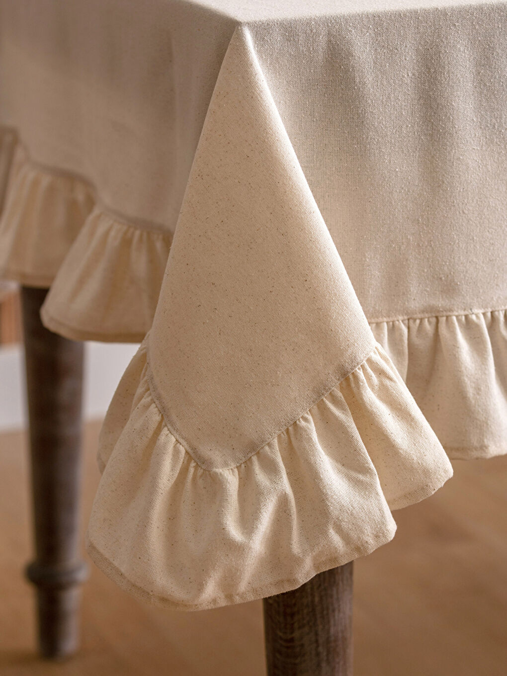 Bej Fırfır Detaylı Pamuklu Masa Örtüsü 150x200 cm-2