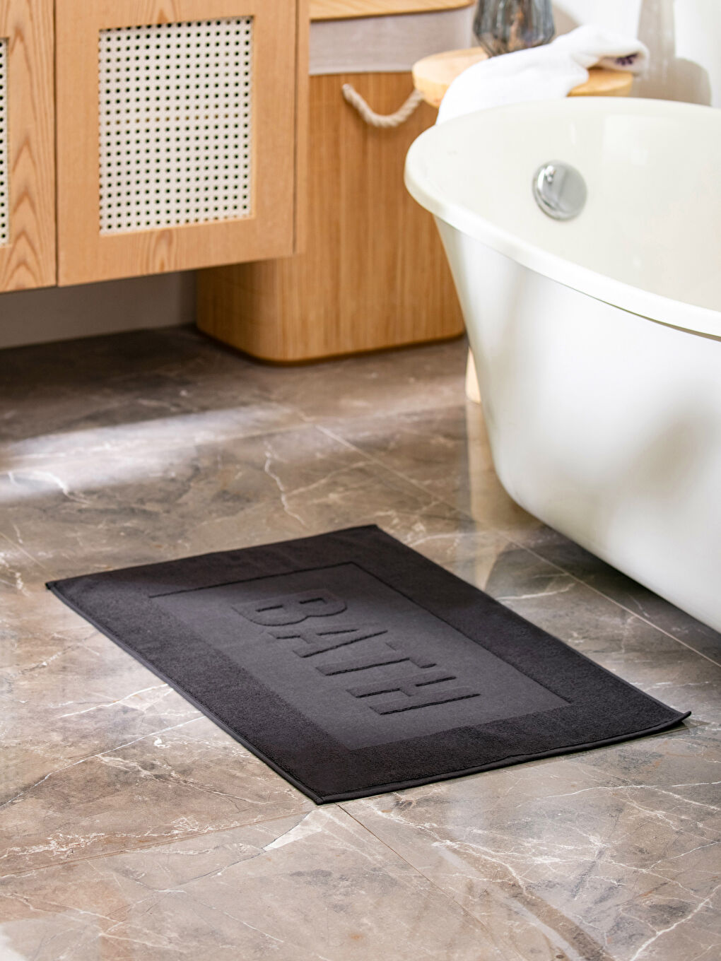 Siyah Yazı Desenli Pamuklu Banyo Ayak Havlusu 50x70 cm