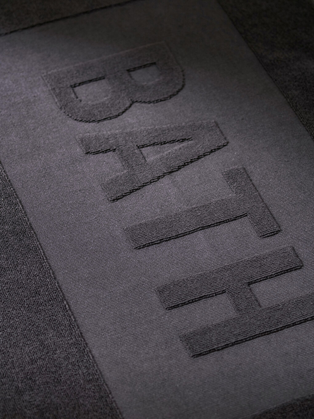 Siyah Yazı Desenli Pamuklu Banyo Ayak Havlusu 50x70 cm-1