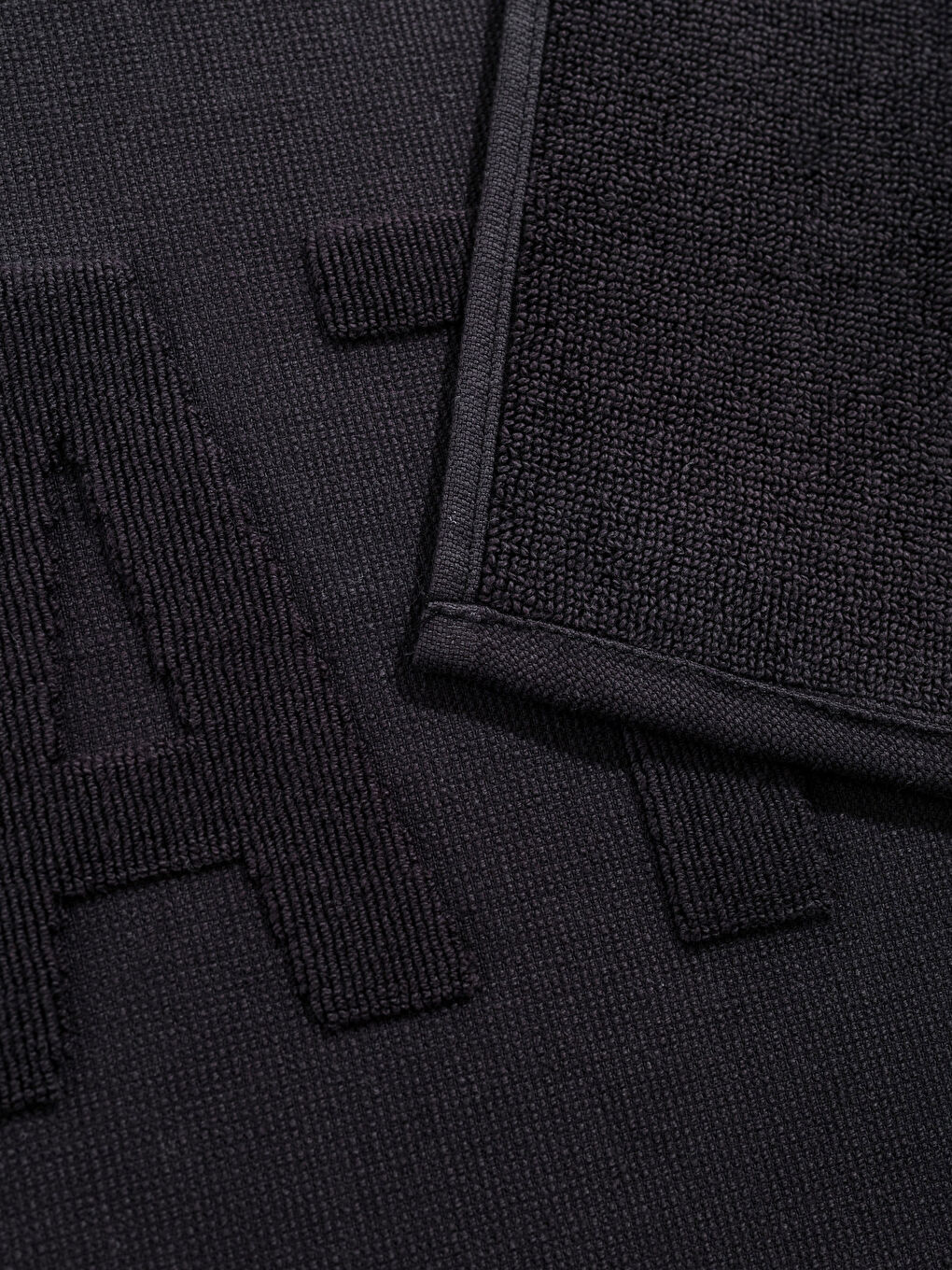 Siyah Yazı Desenli Pamuklu Banyo Ayak Havlusu 50x70 cm-2