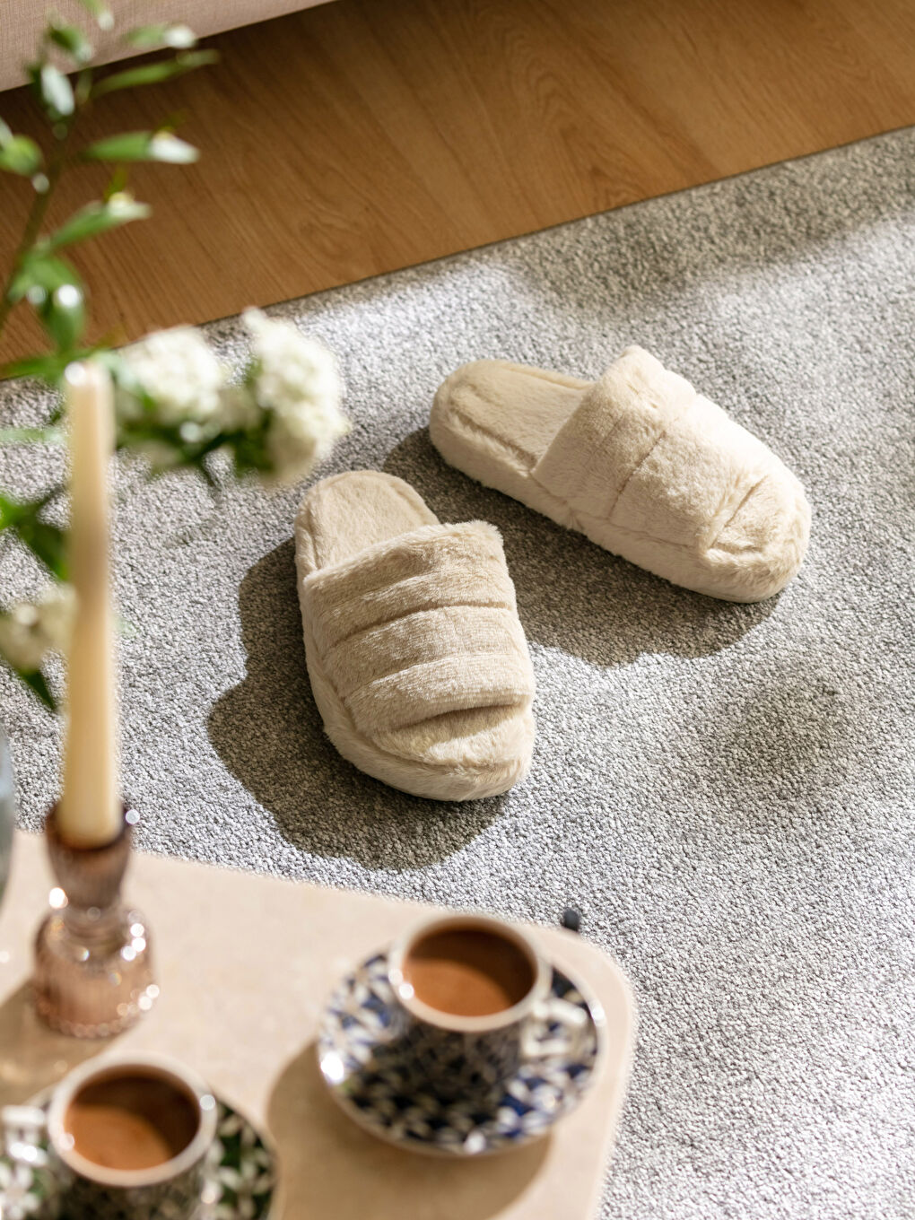 Bej Tek Bantlı Pelüş Kadın Ev Terliği