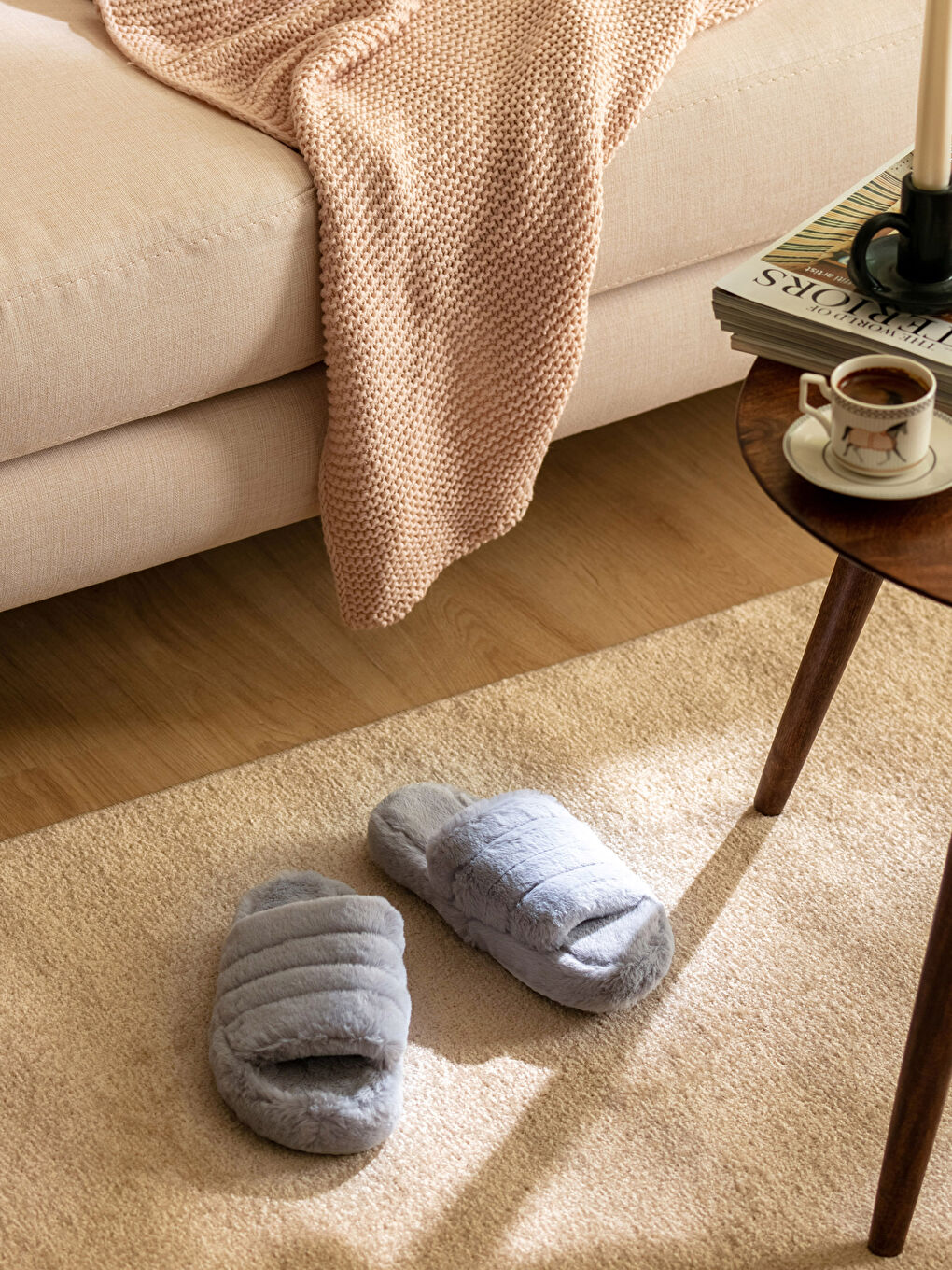 Gri Tek Bantlı Pelüş Kadın Ev Terliği