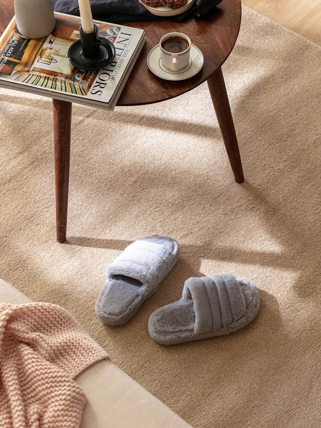 Gri Tek Bantlı Pelüş Kadın Ev Terliği-1