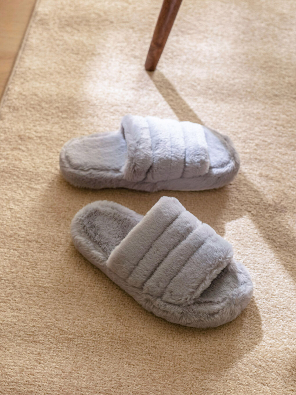 Gri Tek Bantlı Pelüş Kadın Ev Terliği-2