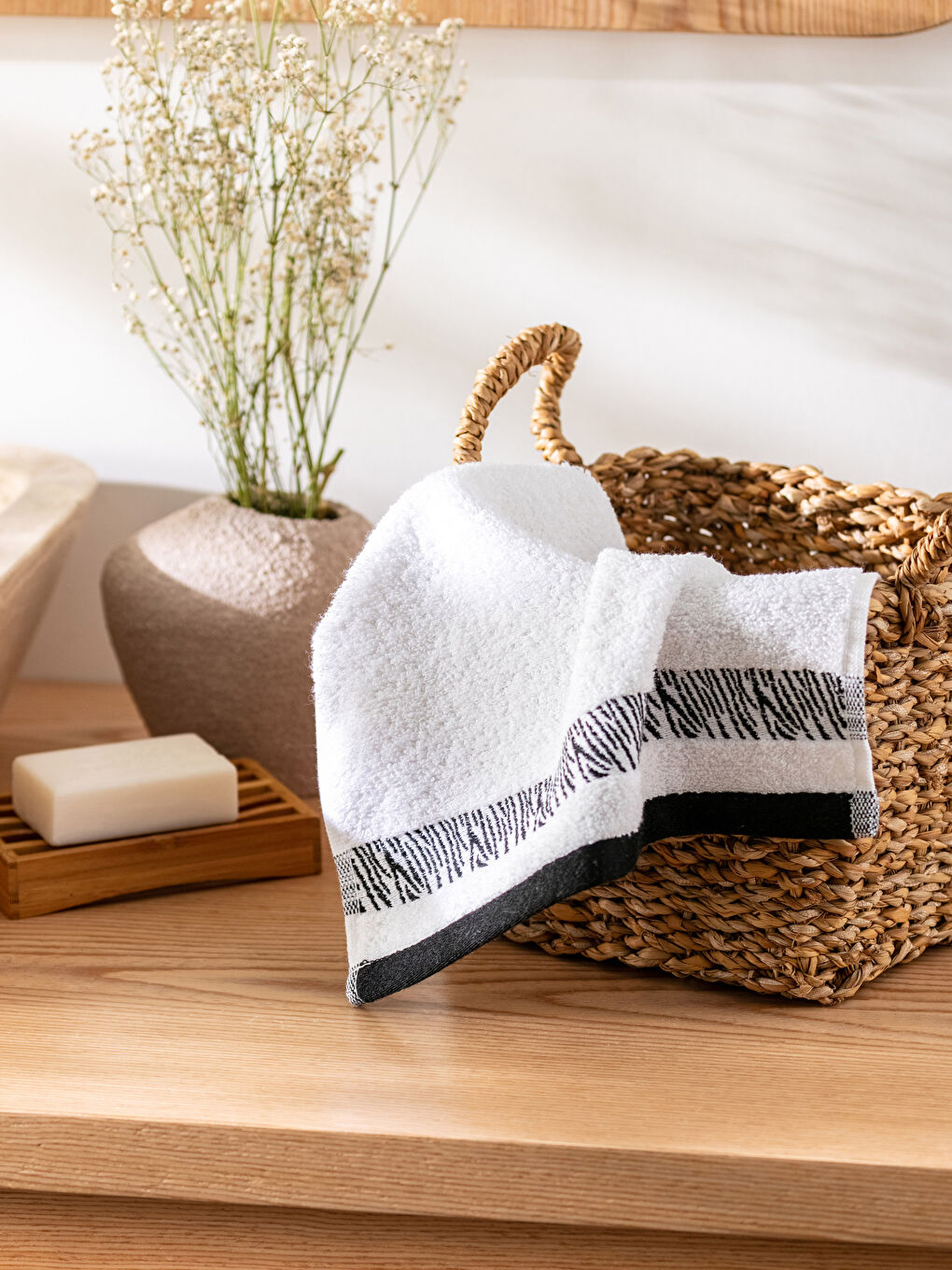 Beyaz Nakışlı Pamuklu El Havlusu 30x50 cm