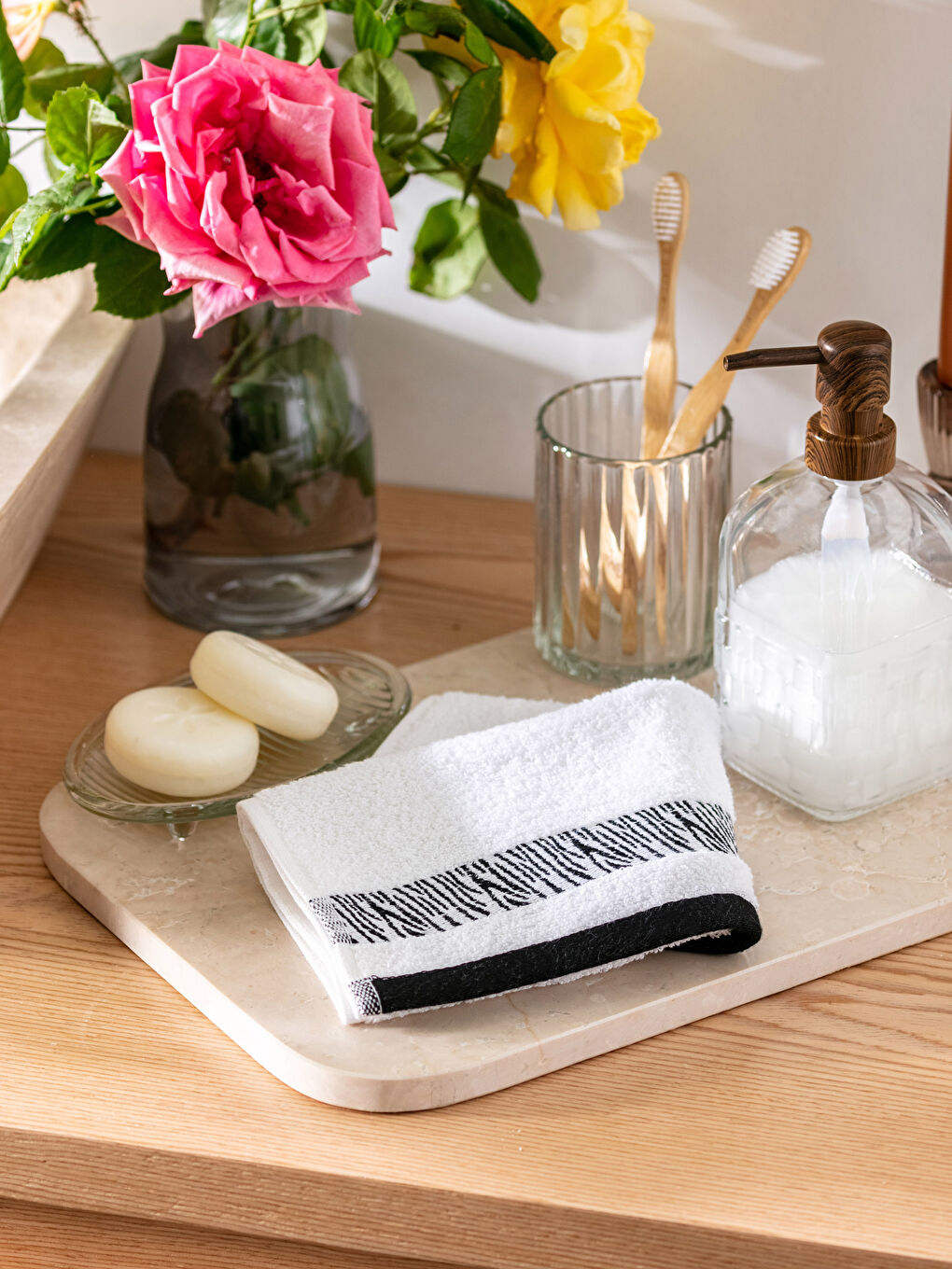 Beyaz Nakışlı Pamuklu El Havlusu 30x50 cm-1