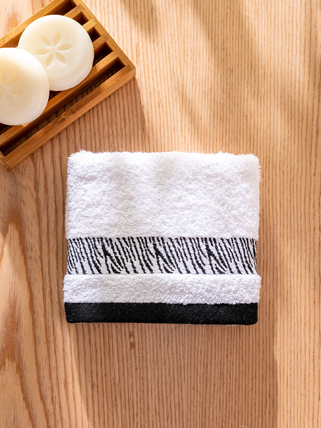 Beyaz Nakışlı Pamuklu El Havlusu 30x50 cm-2