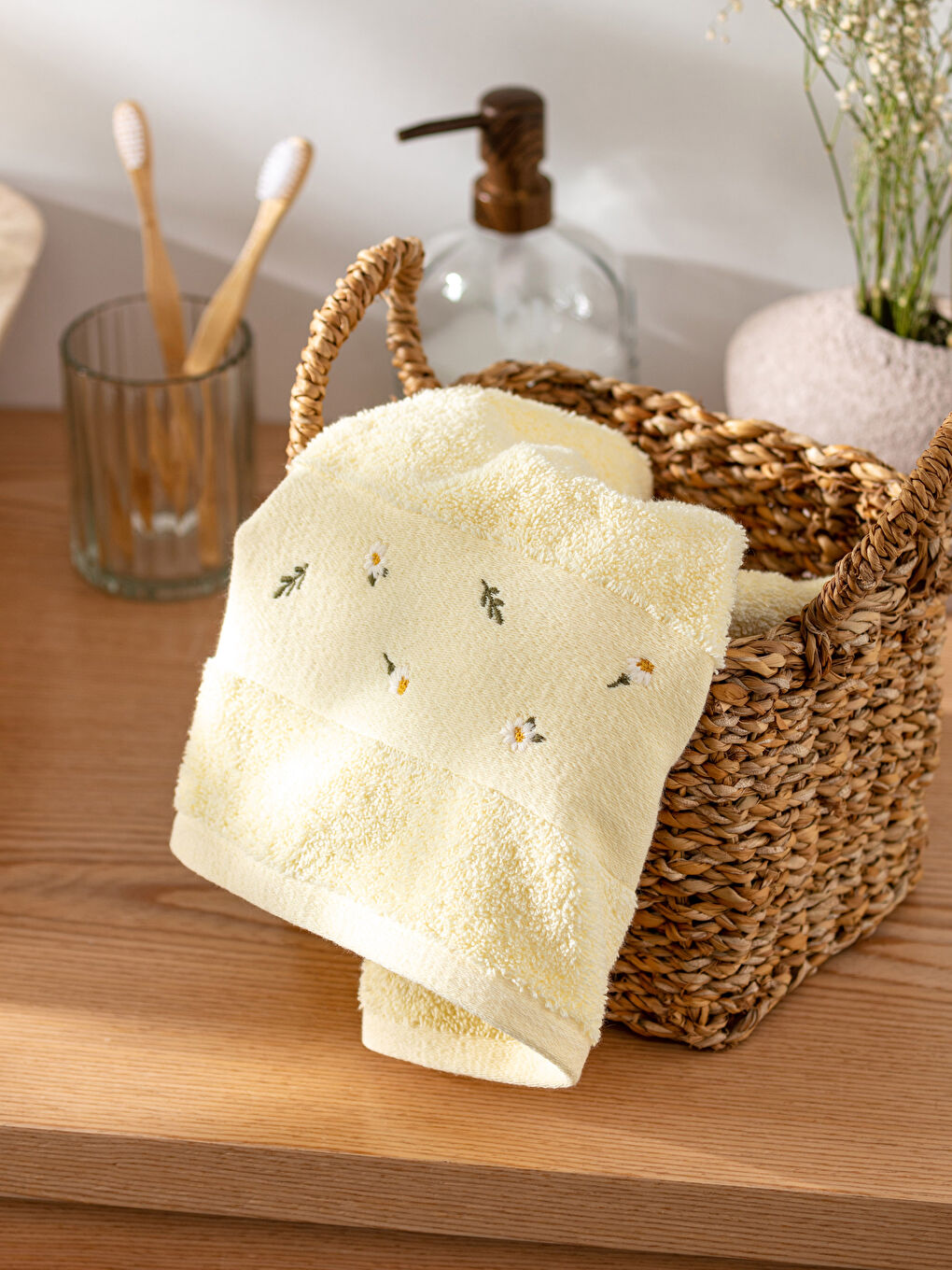 Sarı Nakışlı Pamuklu Yüz Havlusu 50x80 cm