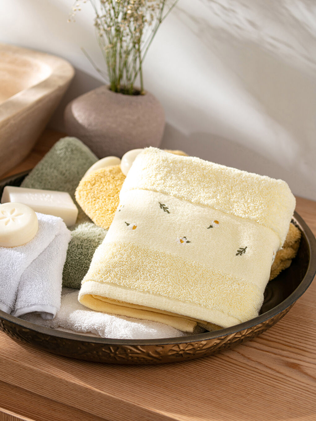 Sarı Nakışlı Pamuklu Yüz Havlusu 50x80 cm-1