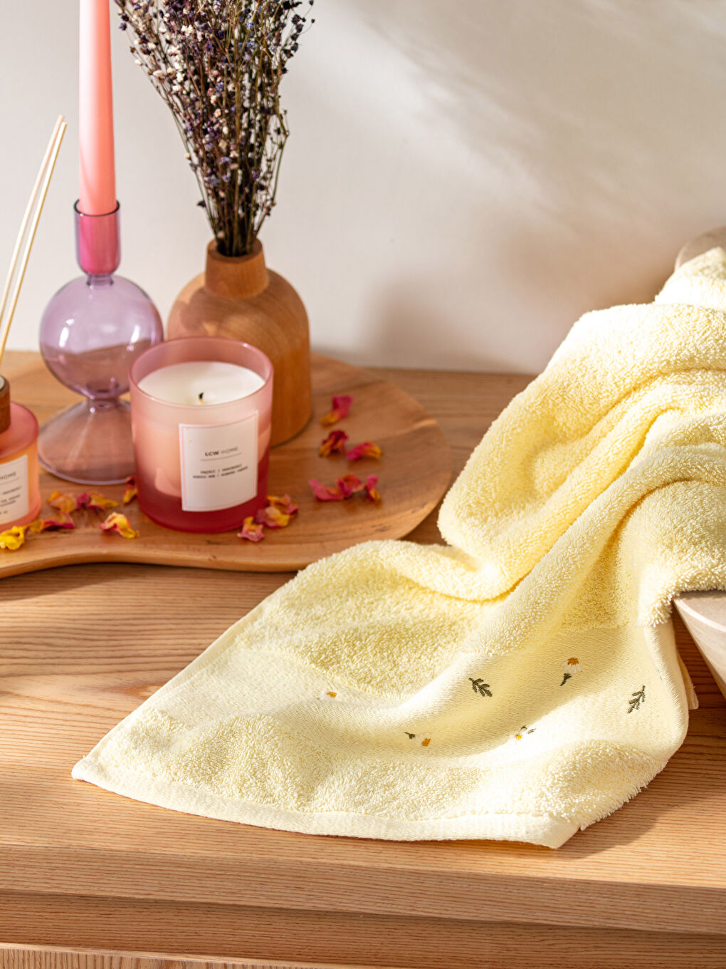 Sarı Nakışlı Pamuklu Yüz Havlusu 50x80 cm-2