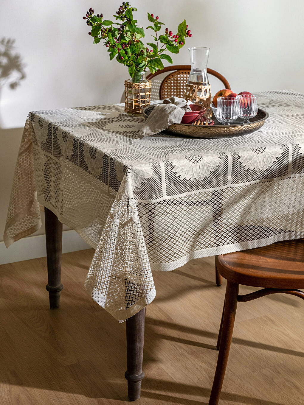 LCW HOME Bej Dantel İşlemeli Masa Örtüsü 150x150 cm