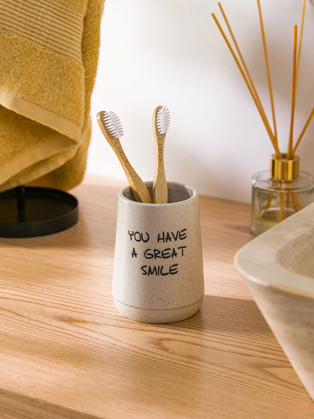 LCW HOME Zahnbürstenhalter aus Keramik mit Slogan-Druck 8x10 cm -S33504Z8-LQB