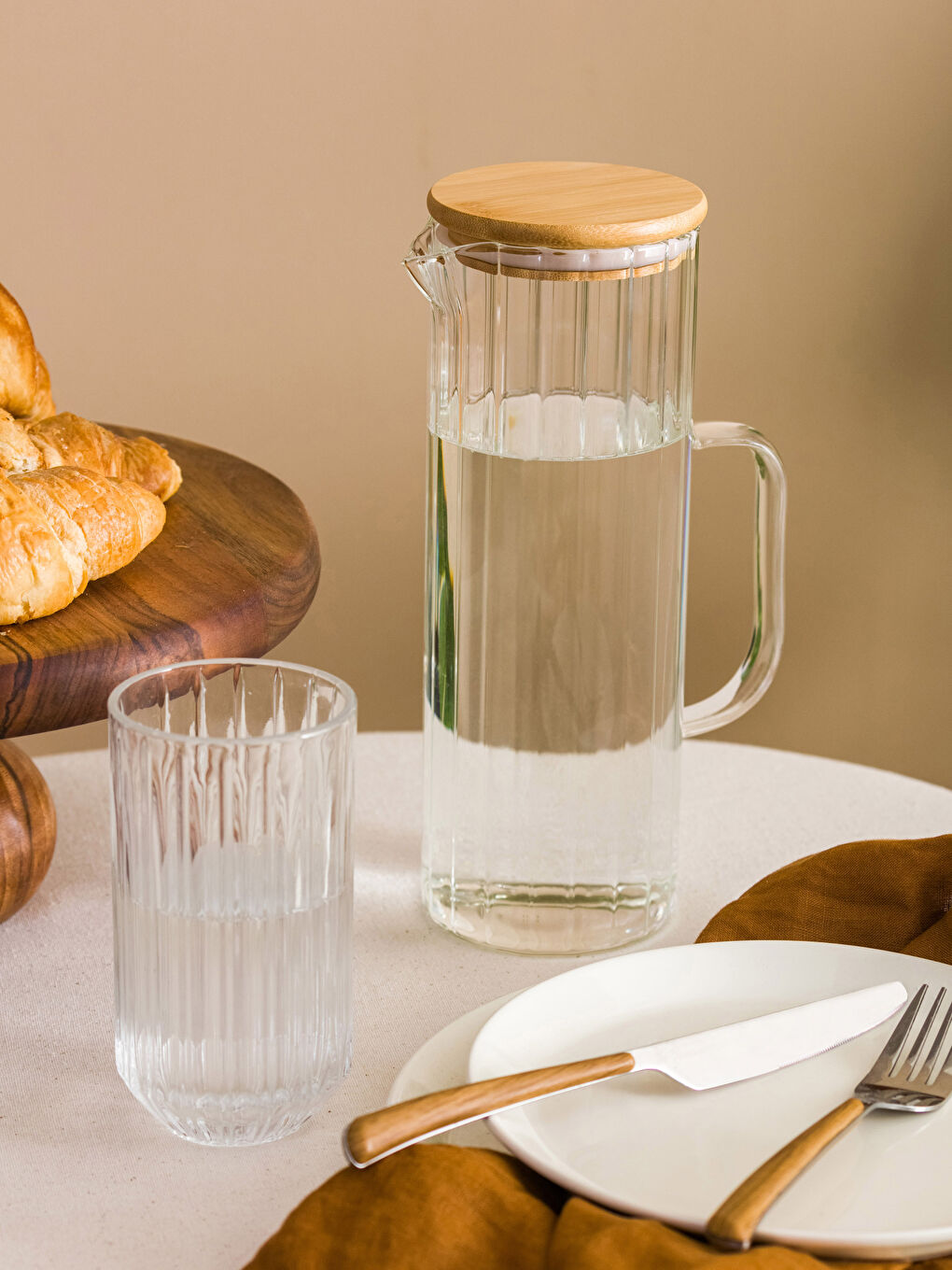 Renksiz Kapaklı Cam Sürahi 1250 ml